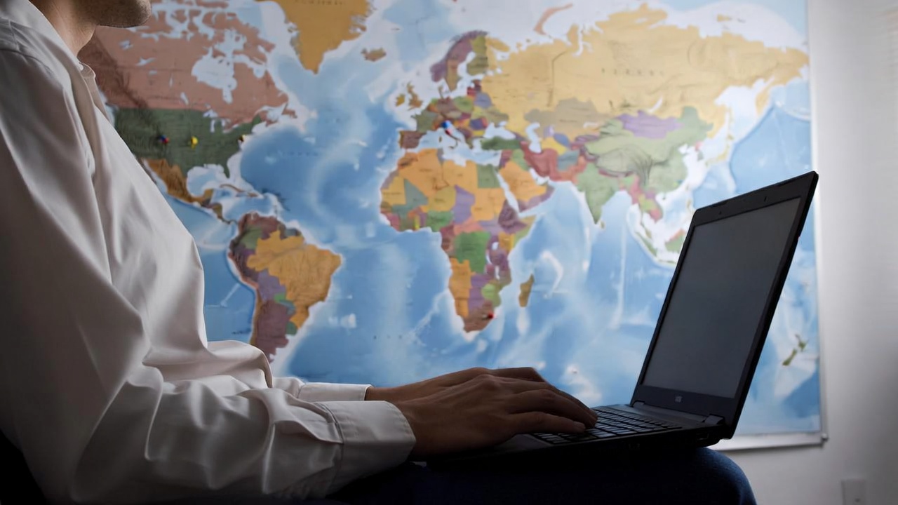 Ultimate Bilingual Guide to Remote Jobs & Career Opportunities – रिमोट जॉब्स और करियर अवसरों के लिए अल्टीमेट गाइड